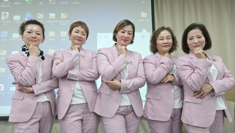 直銷新聞網--蔡宜容、李芷逸、李婉萍、李婷蓁、黃鳳英（左起）5位顧問，是財富四步驟系統的關鍵示範。