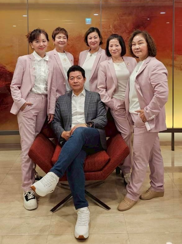 直銷新聞網--花緹生技執行長蔡國元（前）推動「財富四步驟」培訓系統，由蔡宜容、李婷蓁、黃鳳英、李婉萍、李芷逸5位顧問擔任第一梯隊種子講師。