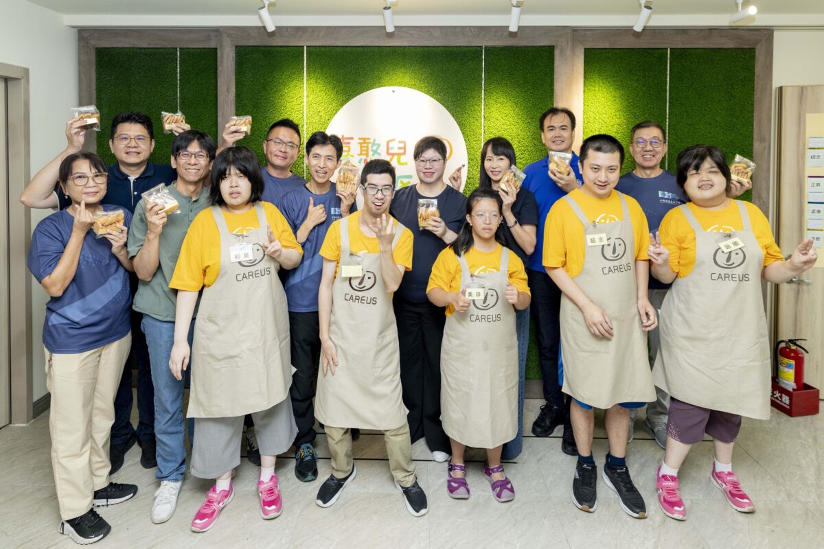 直銷協會會員公司夥伴與喜憨兒們合影留念，展現企業支持公益、陪伴憨兒成長的心意。
